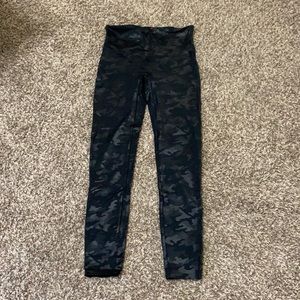 Spanx Black Camo Faux Leather Leggings Sz Large